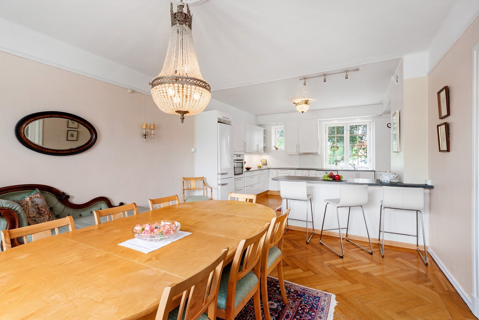 Spisestuen ligger i praktisk tilknytning til kjøkkenet. Galleribilde