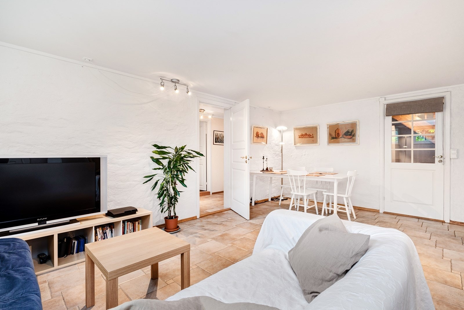 Det er jordvarme i gulvet og radon-duk i forbindelse med innredningen av kjelleren. Galleribilde