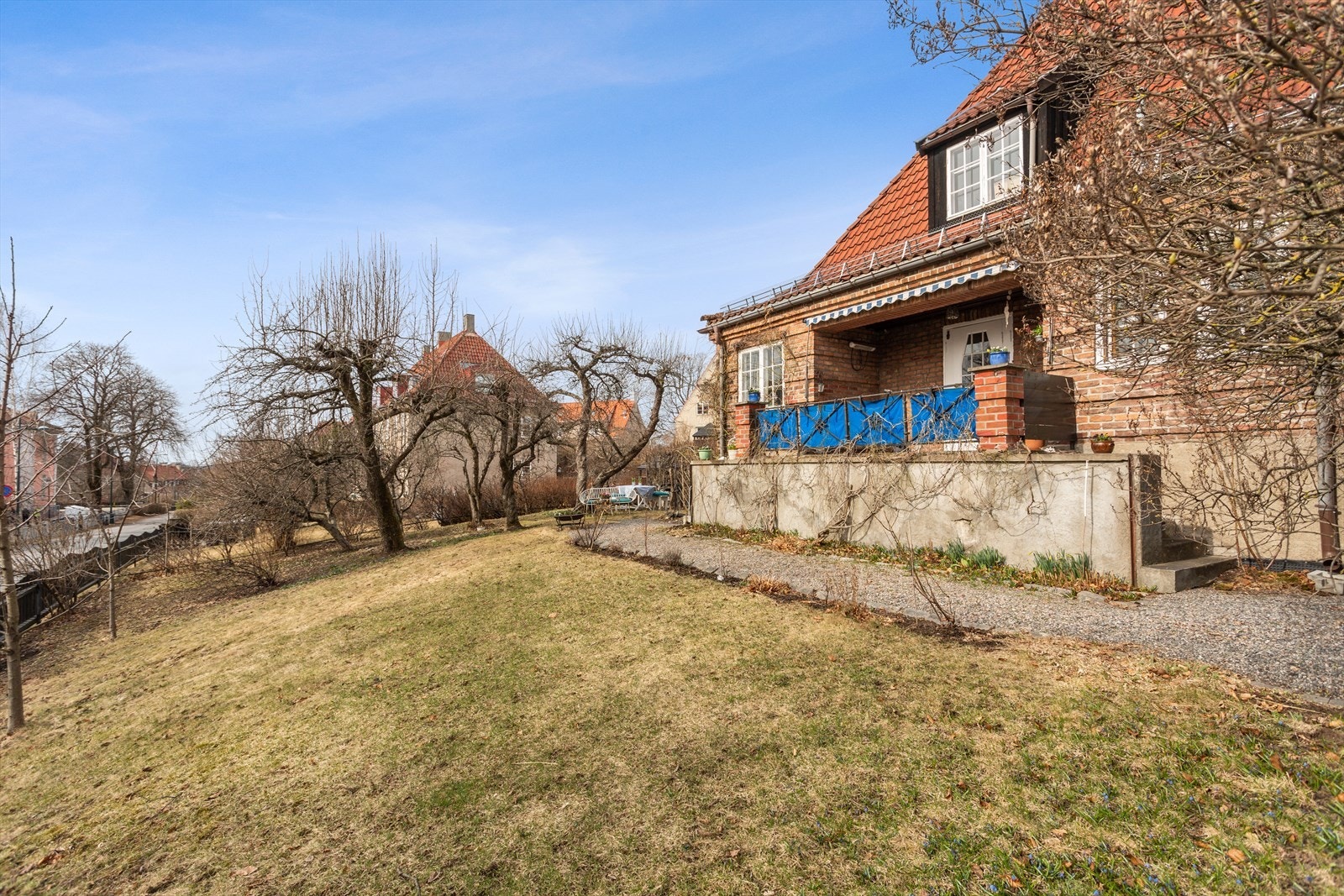 Hagen fremstår som en grønn oase på sommerstid med flere skjermede soner, gamle eple- og plommetrær, bærbusker, nydelige stauder, duftende syriner, villvin og bugnende klatreroser. Galleribilde