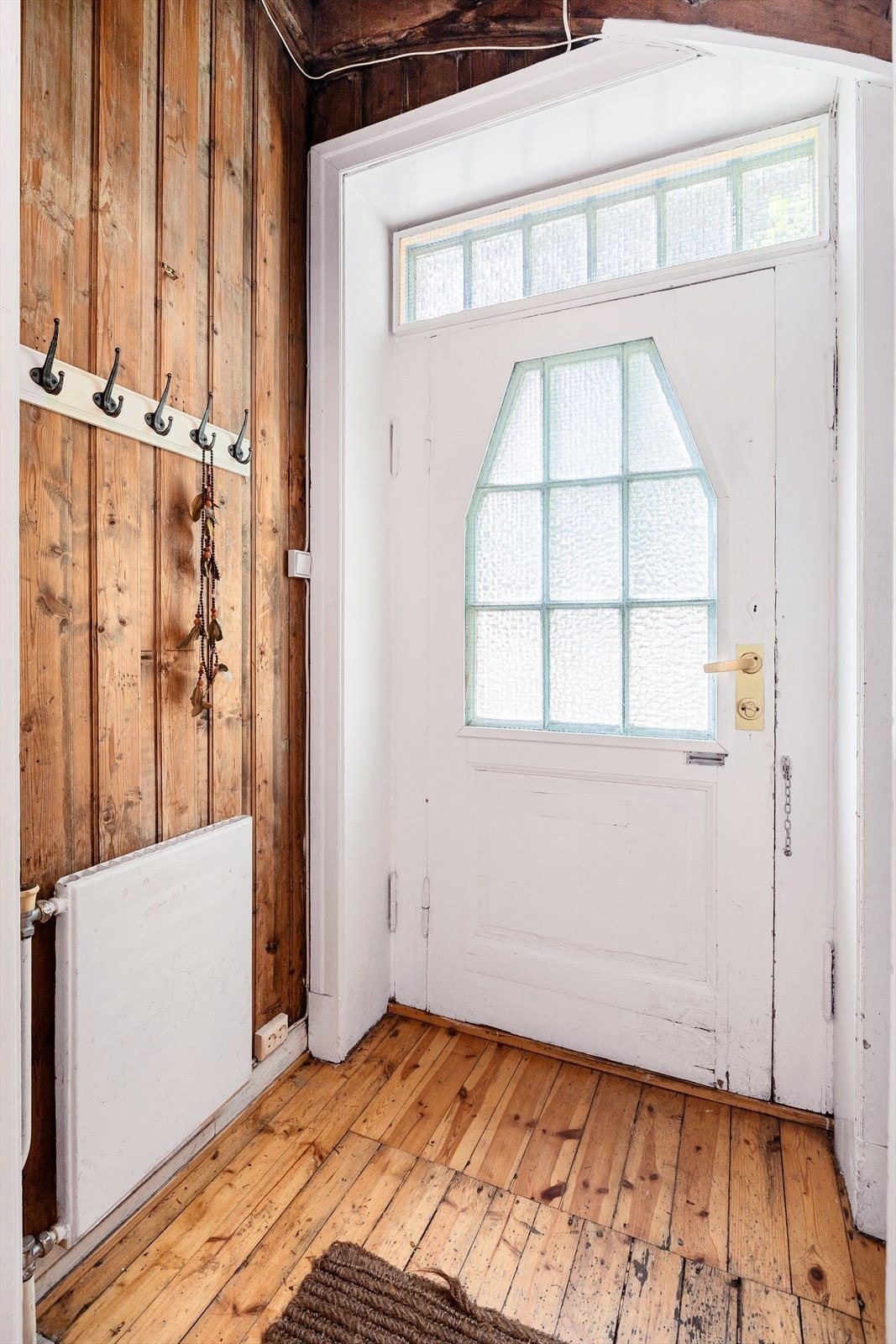 Inngang fra hoveddør til vindfang. Deretter videre til entré og trapperom. Galleribilde