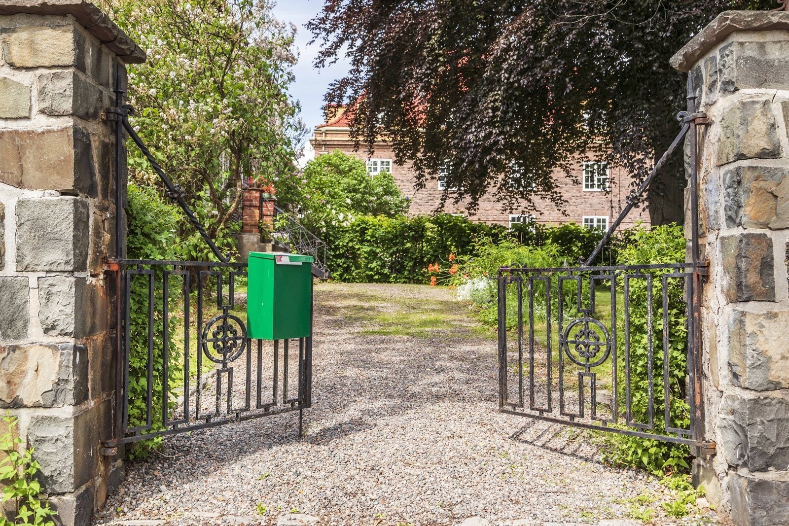 Velkommen inn. Vakker, original smijernsport tar deg imot. Galleribilde