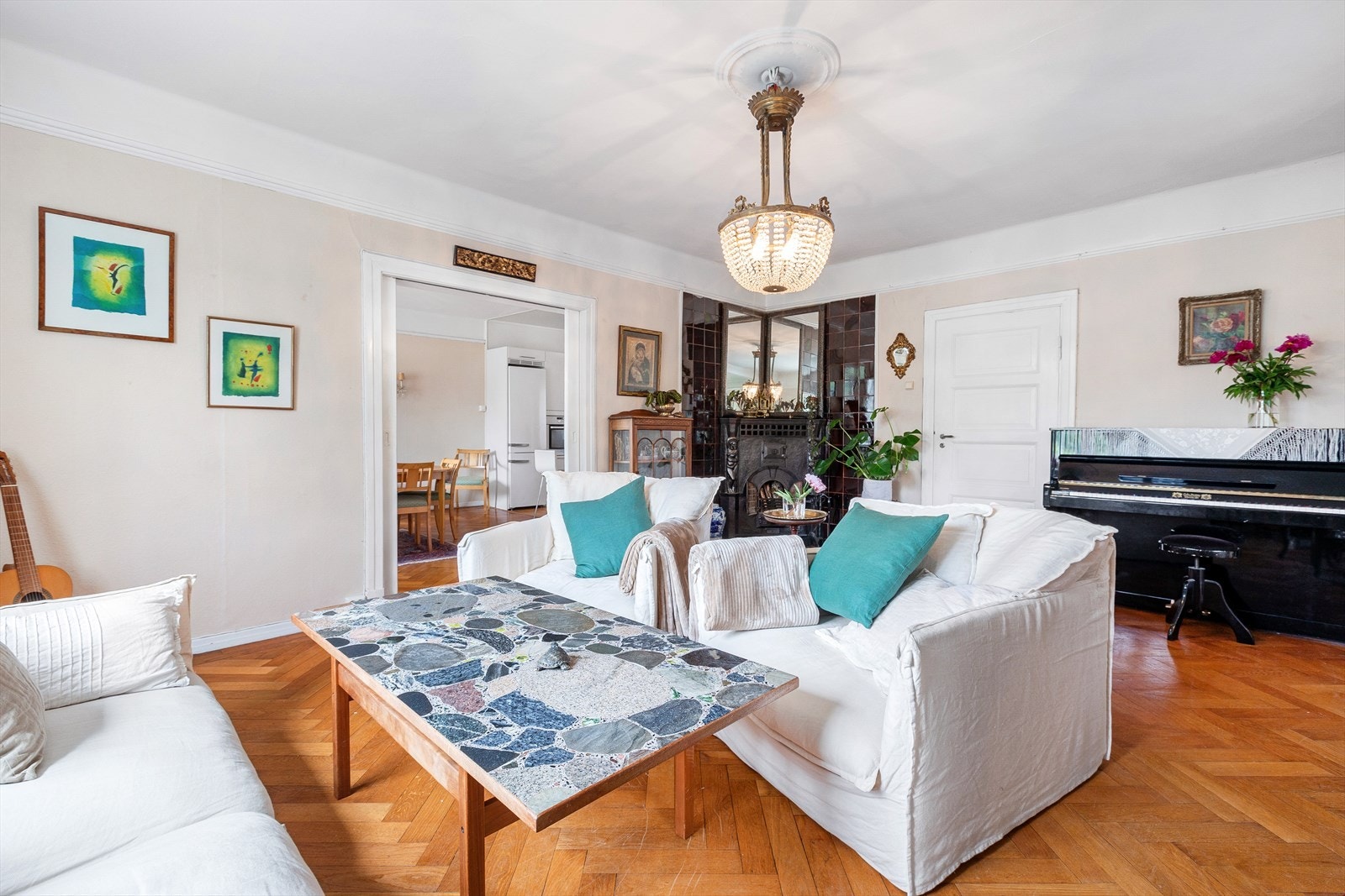 Boligens hovedplan har en lys og romslig stue med fine møbleringsmuligheter. Galleribilde