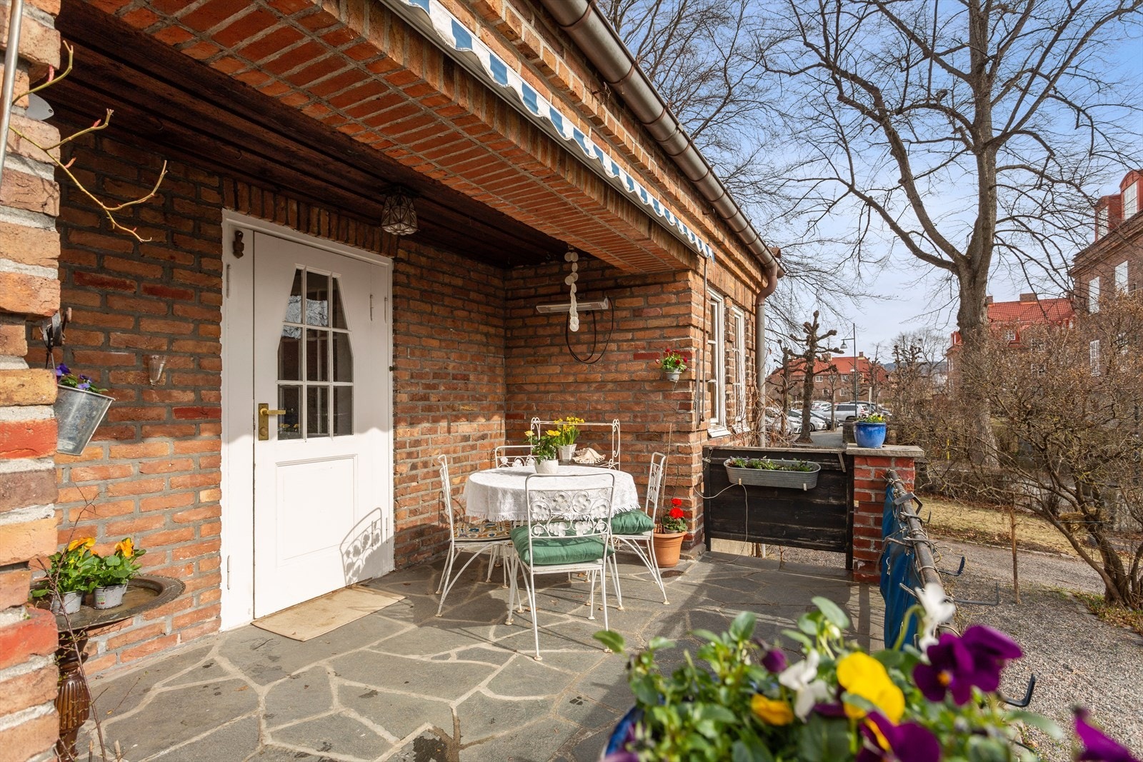 Fantastisk bolig over tre plan samt loft med solrike uteplasser og idyllisk hage. Galleribilde