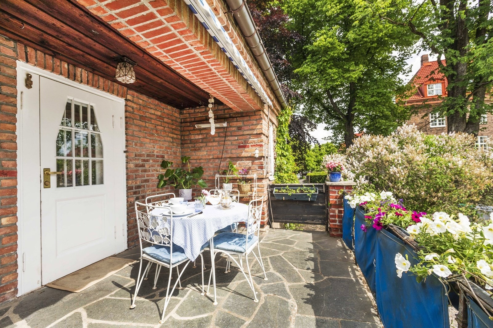 Det er god plass til sittegrupper på terrassen. Galleribilde