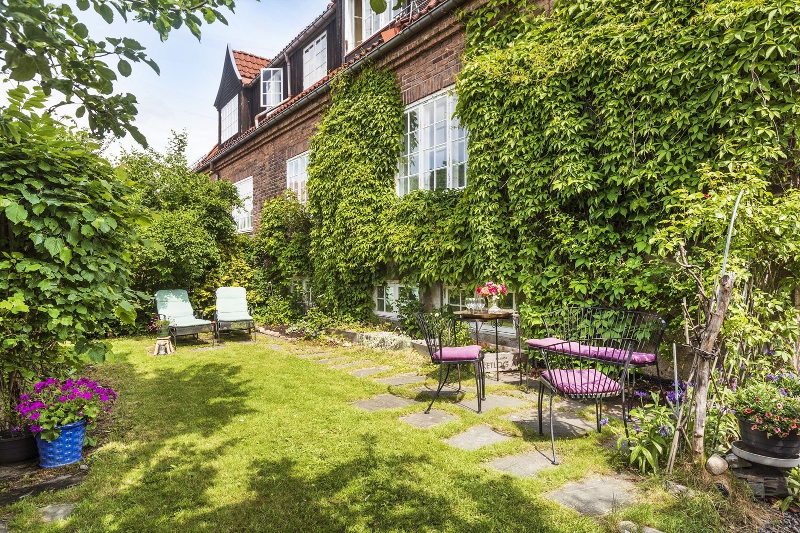 Det er god plass til hyggelige sittegrupper i hagen. Galleribilde