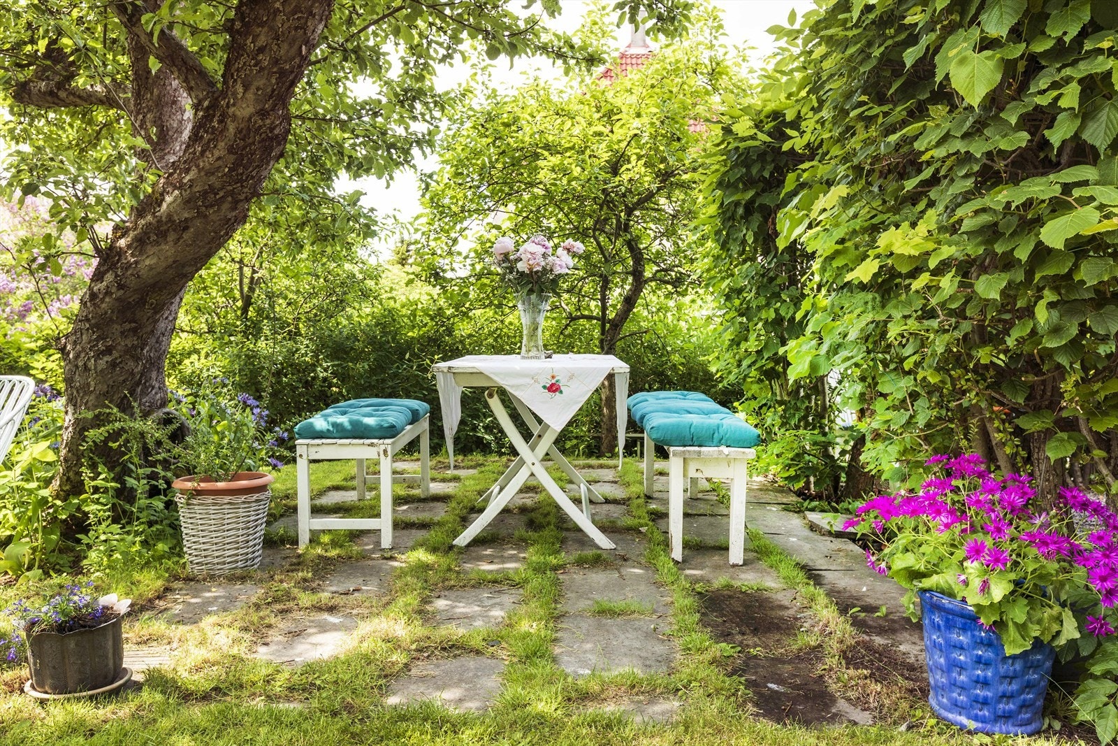 Stensatt platting gjør det lett å plassere utemøblement Galleribilde