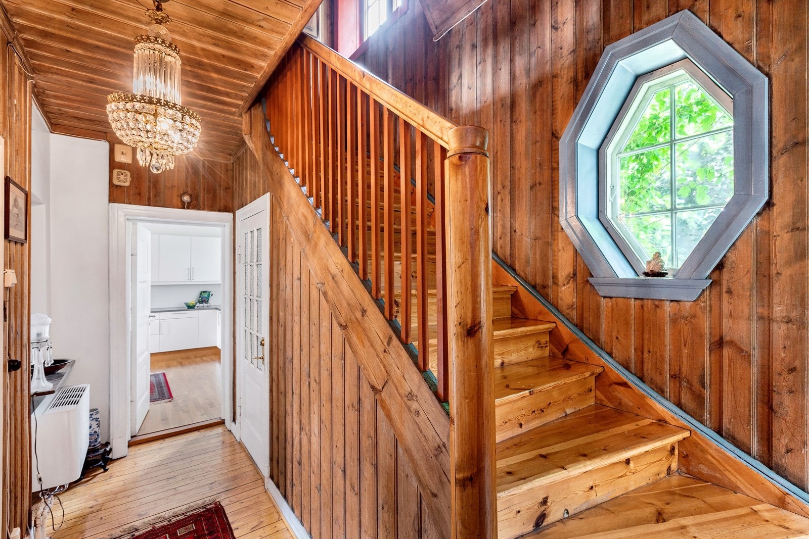 Gang i første etasje. Her er den originale sjarmen godt ivaretatt. Galleribilde