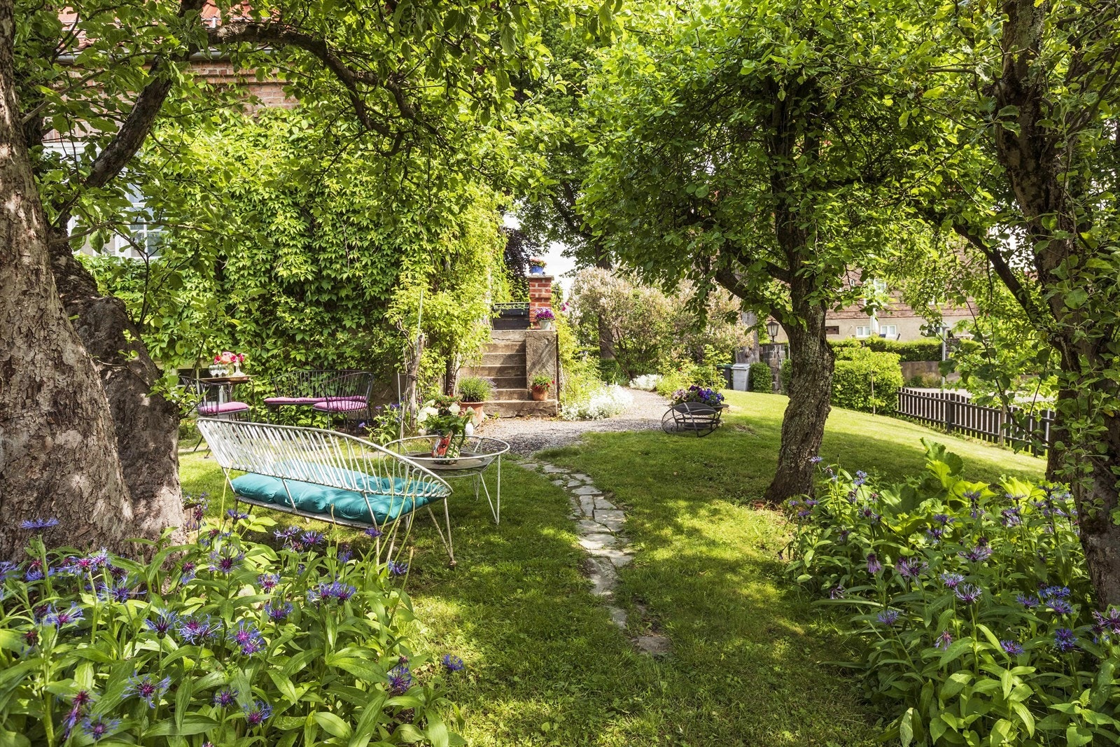 Grønne, herlige lunger innbyr til lek og late dager i solen, eller hyggelige måltider i sval skygge. Galleribilde
