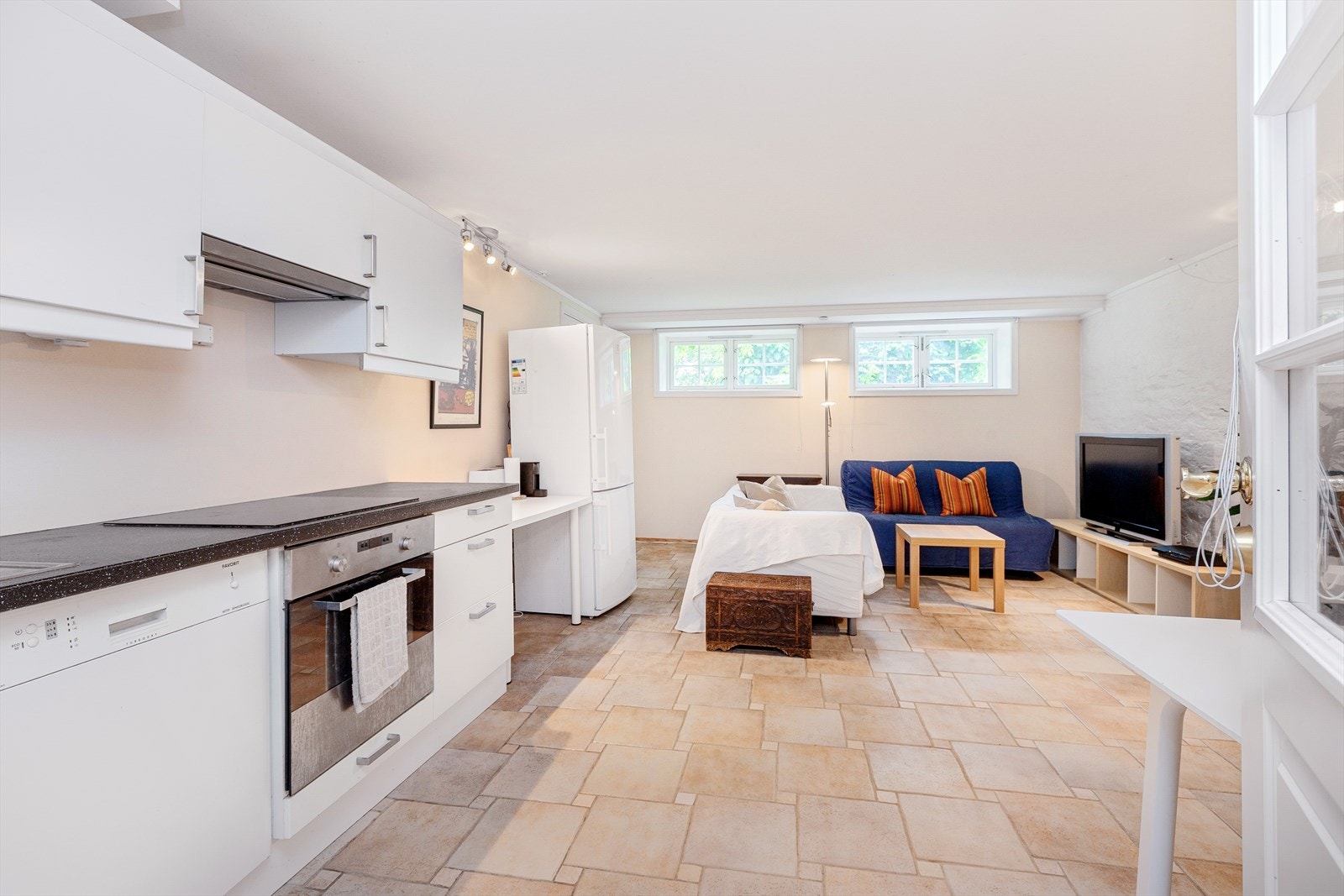 Kjelleren ble innredet i 2008, og her har man stue og kjøkken i åpen løsning. Galleribilde