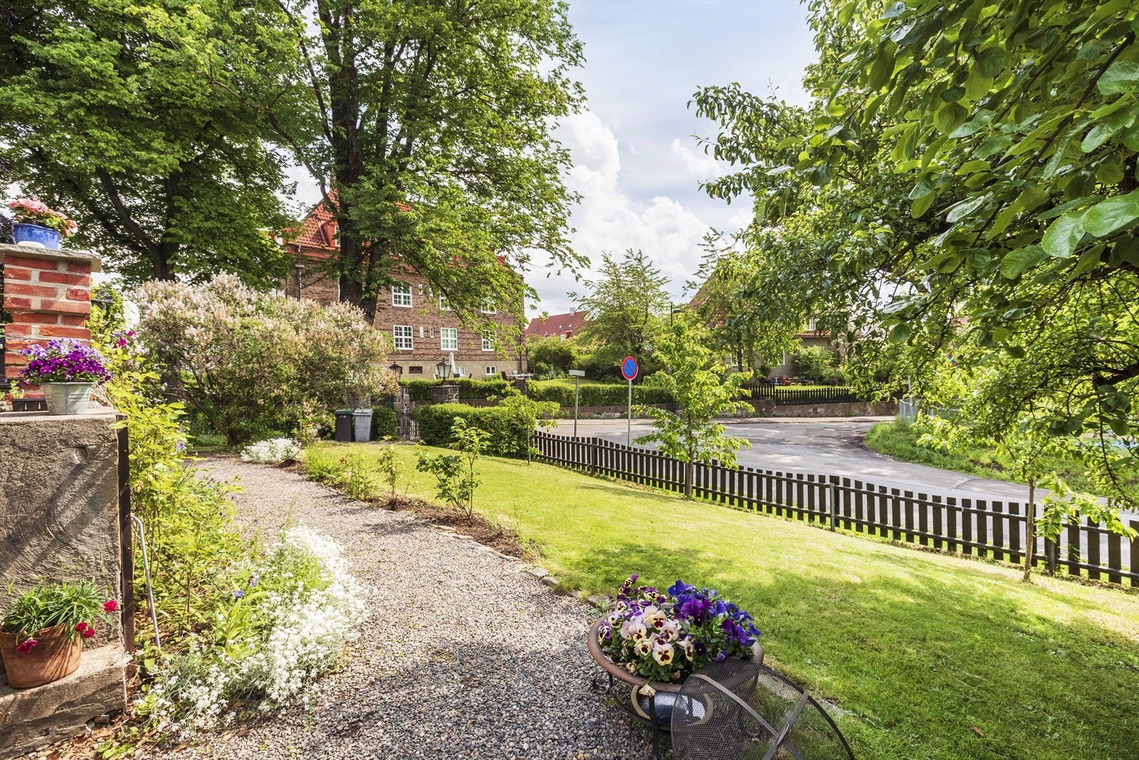 Pent opparbeidet hage. Fine, interne grusveier står fint i stil til området og huset. Galleribilde