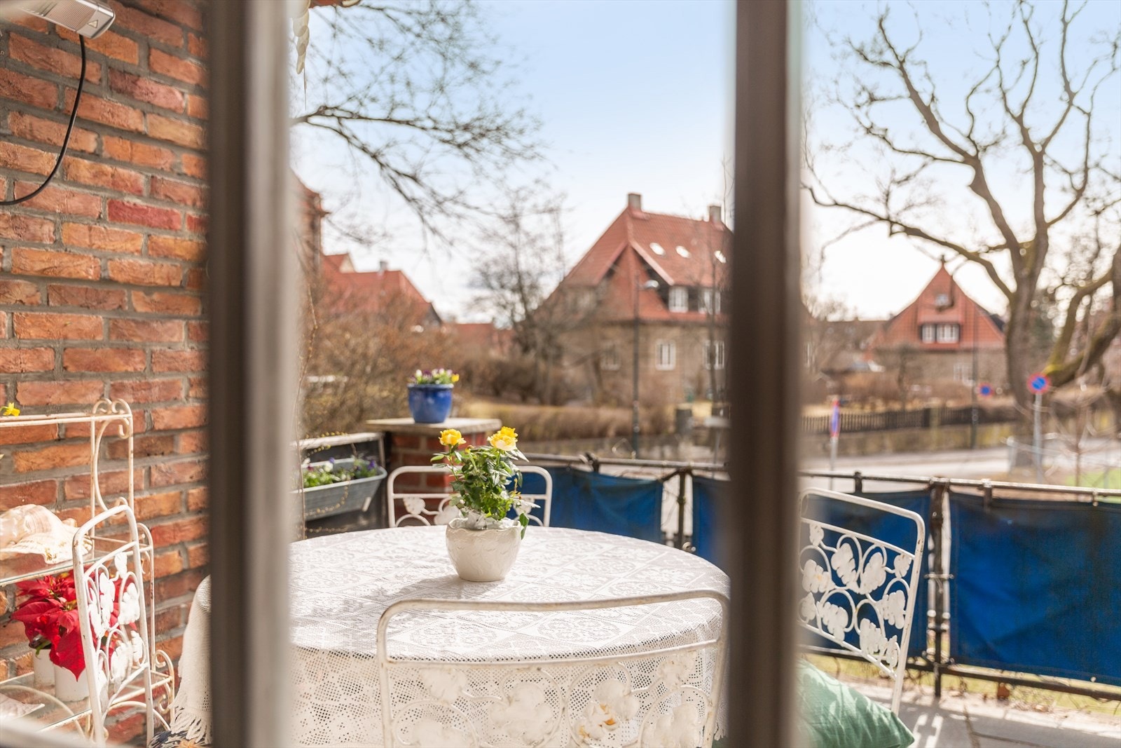 Sentral plassering med tilgang til kolonial, pizzarestaurant, butikker og bakeri, samtidig skjermet og tilbaketrukket. Galleribilde