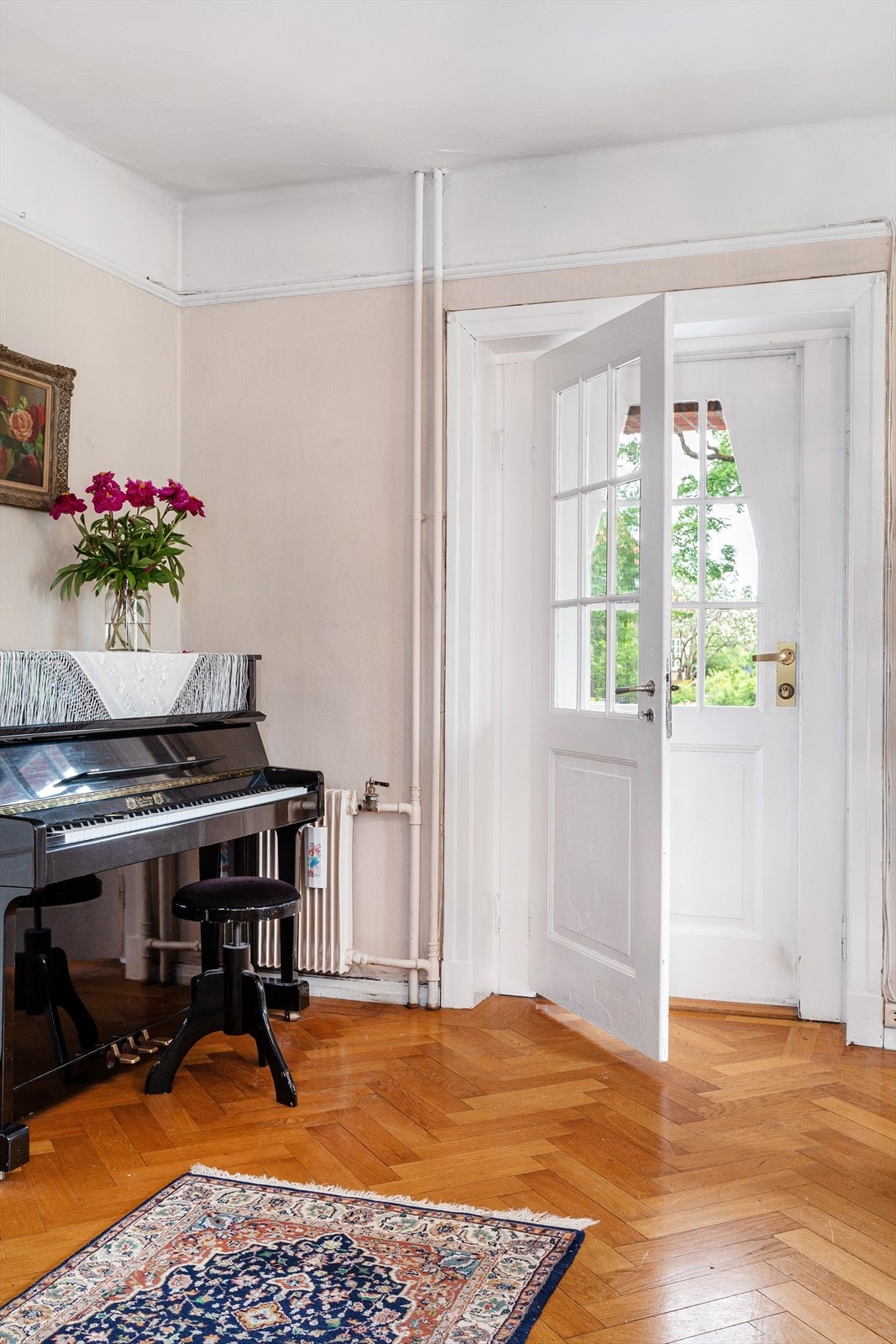 Det er utgang til terrasse fra stuen. Galleribilde