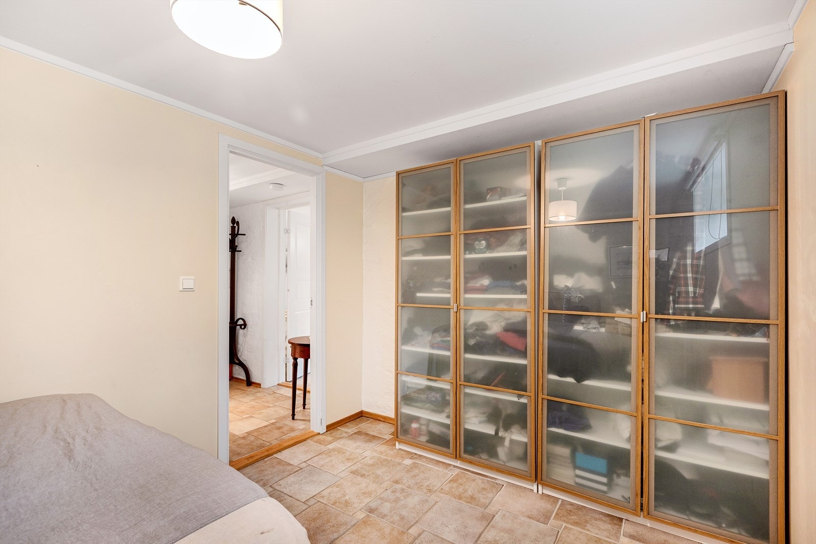 Godt med oppbevaringsmuligheter i garderobeskap. Galleribilde