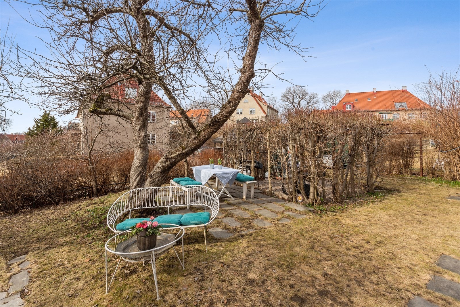 Med boligen følger en eksklusiv bruksrett til idyllisk hage rundt og på begge sider av huset. Grønne, herlige lunger som innbyr til lek og late dager i solen, eller hyggelige måltider i sval skygge. Galleribilde