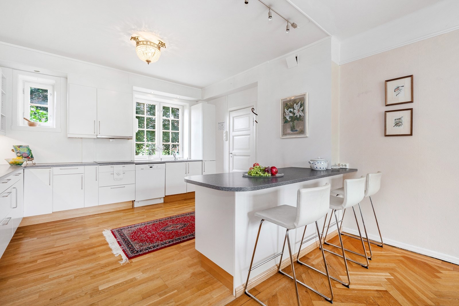 Innredningen er fra HTH og kjøkkenet var nytt i 2009. Galleribilde