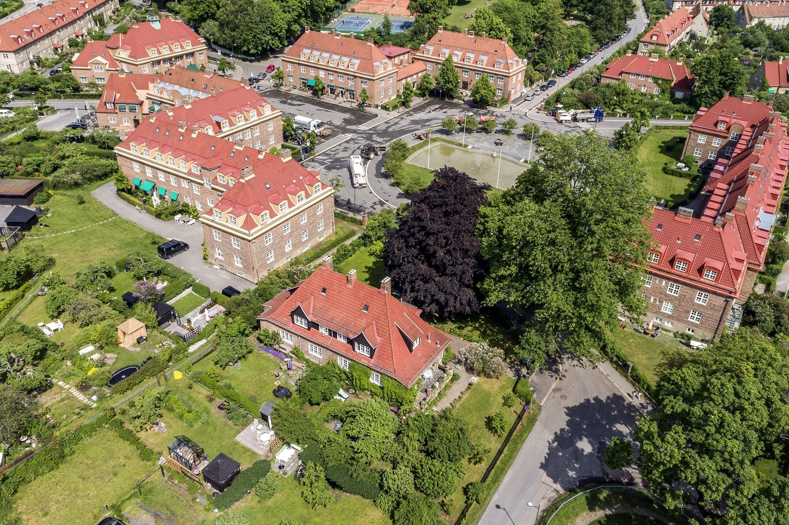 Rundt Damplassen ligger det nybarokke forretnings- og boliggårder i tegl. Gårdene ble bygget på 1920-tallet. Galleribilde
