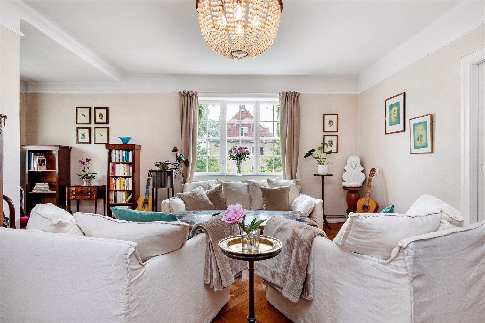 Familievennlig romløsning over tre plan samt loft. En av de største enhetene i Ullevål Hageby. Galleribilde