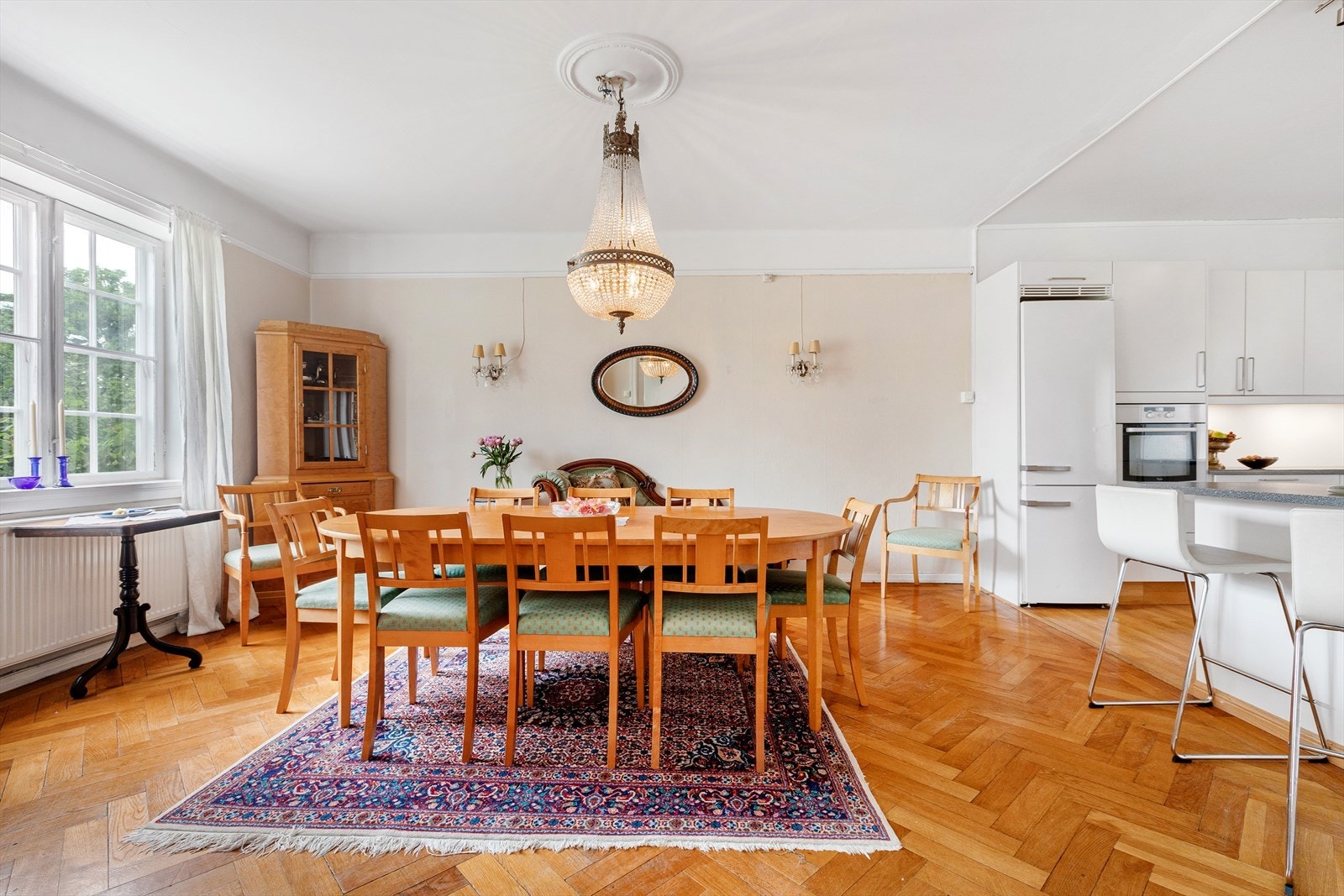 Spisestuen er romslig og lys med god plass til stort spisebord med plass til mange gjester rundt bordet. Galleribilde