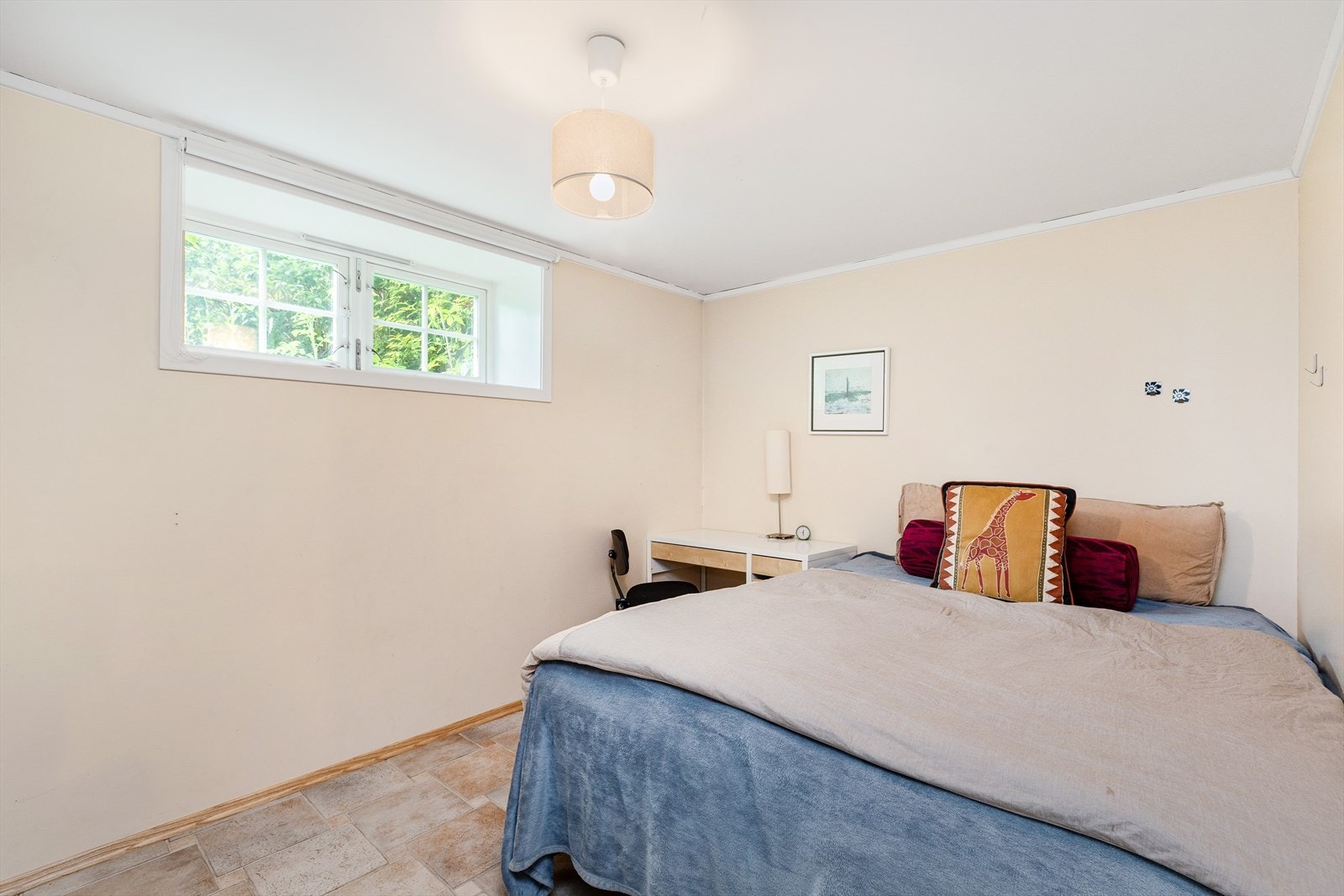 Begge soverommene har plass til seng og garderobe. Det ble satt inn nye vinduer i 2008. Galleribilde