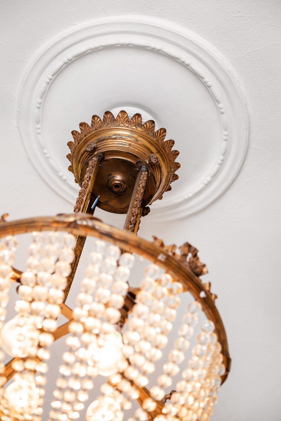 Rosett i himling i begge stuer, perfekt for lysekroner. Galleribilde