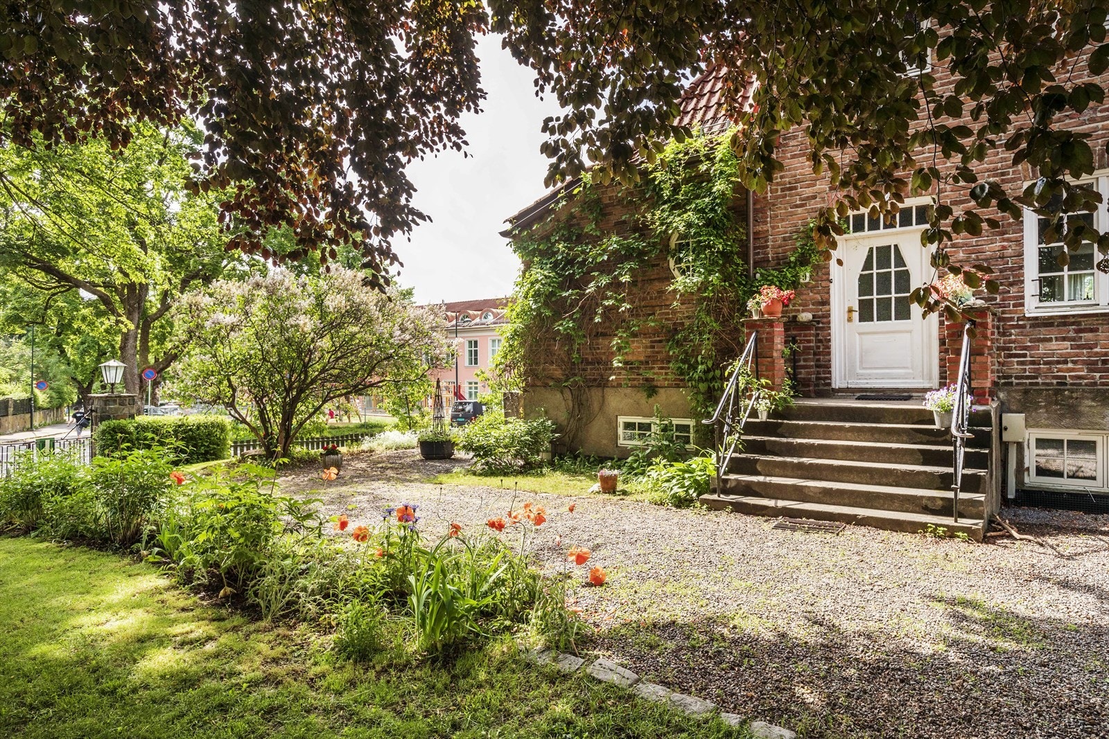 Hagen er frodig og pent beplantet. Galleribilde