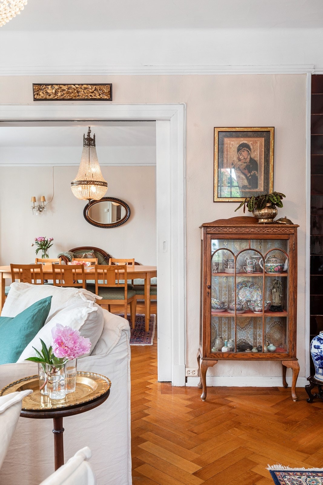 Flotte, store skyvedører skiller stuen og spisestuen. Galleribilde