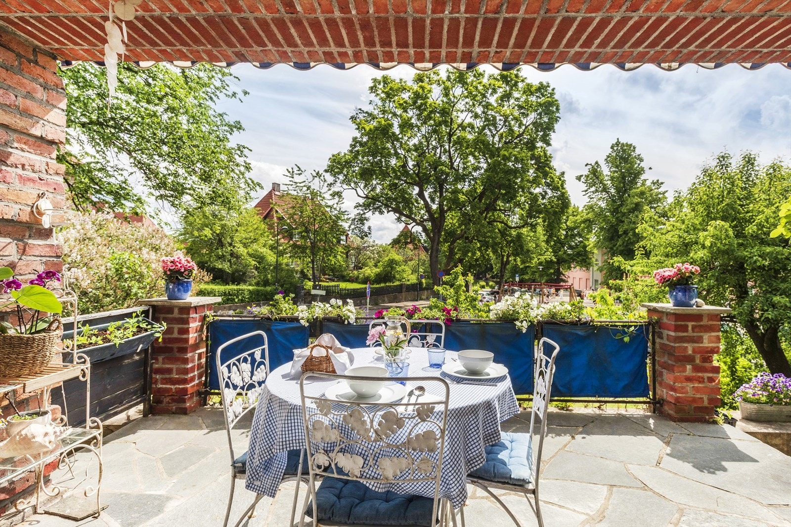 Terrassen er delvis overbygget, og den har en sydvendt plassering. Galleribilde