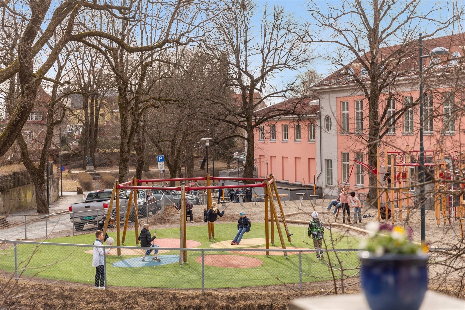 Trygg og kort skolevei, barna kan følges med øynene til populære Ullevål barneskole som ligger et stenkast fra eiendommen. Galleribilde