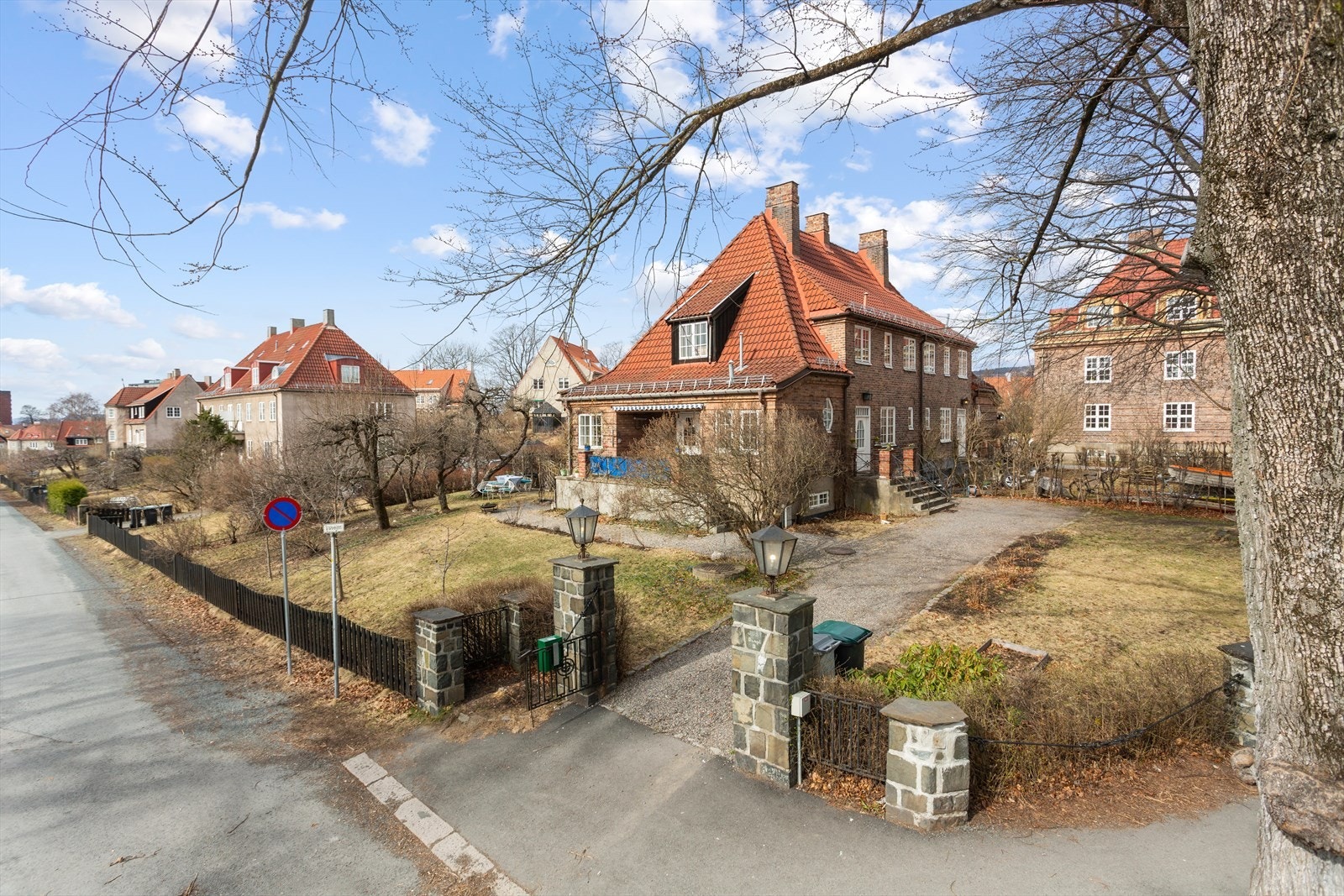 Ina Sartz v/DnB Eiendom Ullevål har gleden av å presentere en stor vertikaldelt bolig (BRA 250 kvm) over tre plan med frodig hage på tre sider. Galleribilde