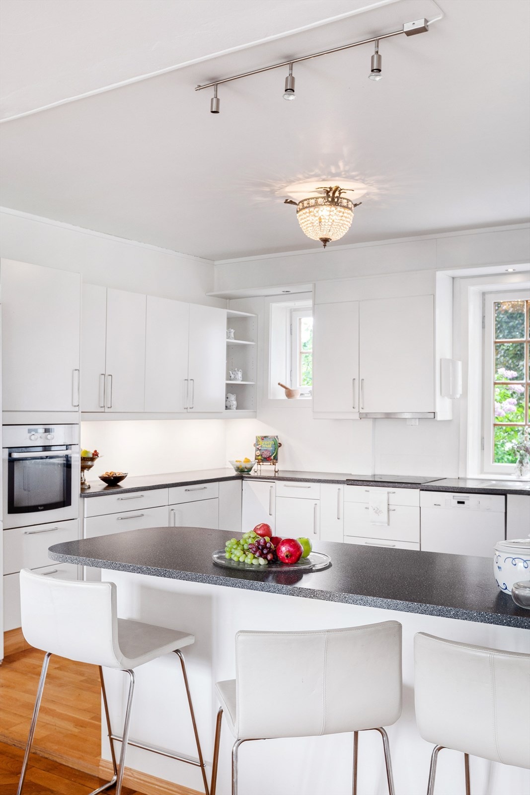 Praktisk kjøkken-øy skiller kjøkkenet fra spisestue. Galleribilde