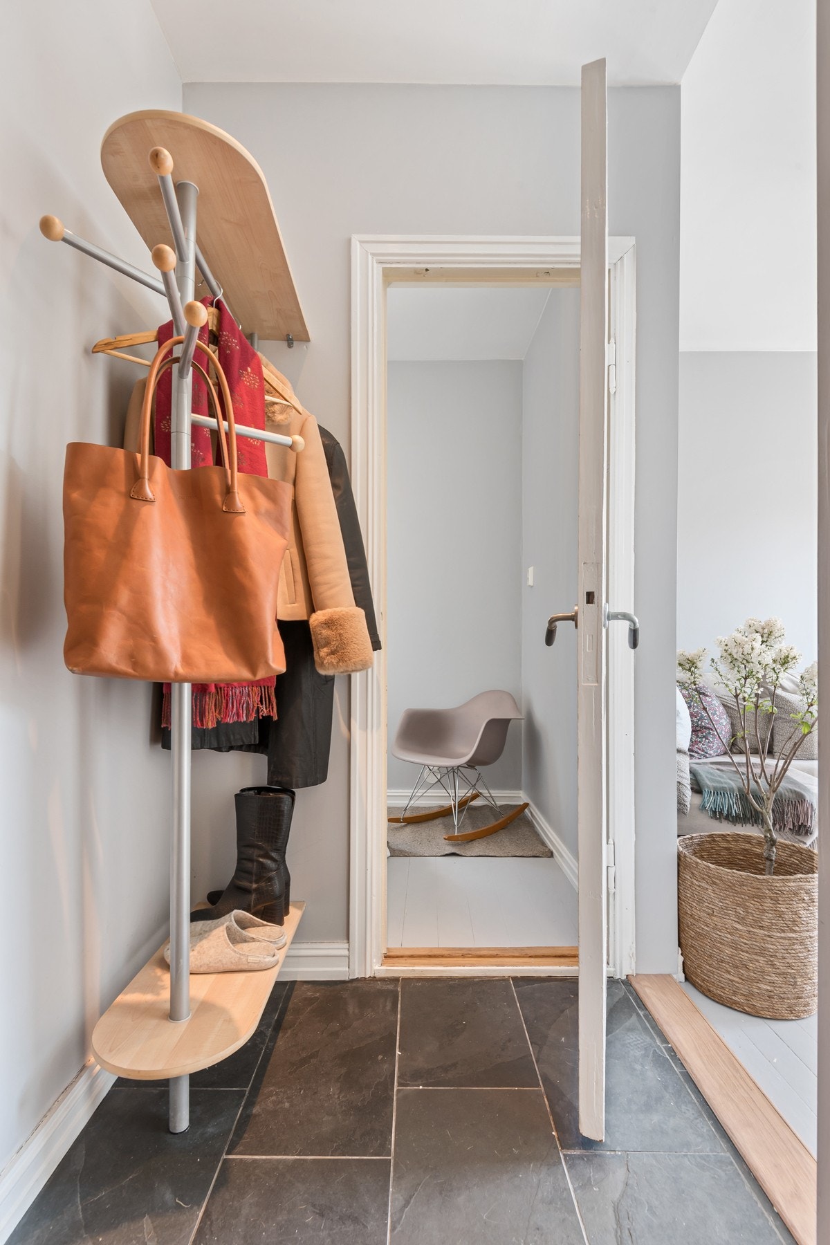 Entreen har mørke gulvfliser i 30 x 60 cm, vegger malt i en lys gråfarge og downlights i himling. Det er avsatt plass til garderobeløsning, og fra entreen er det bred åpning mot både kjøkkenet og stuen. Galleribilde