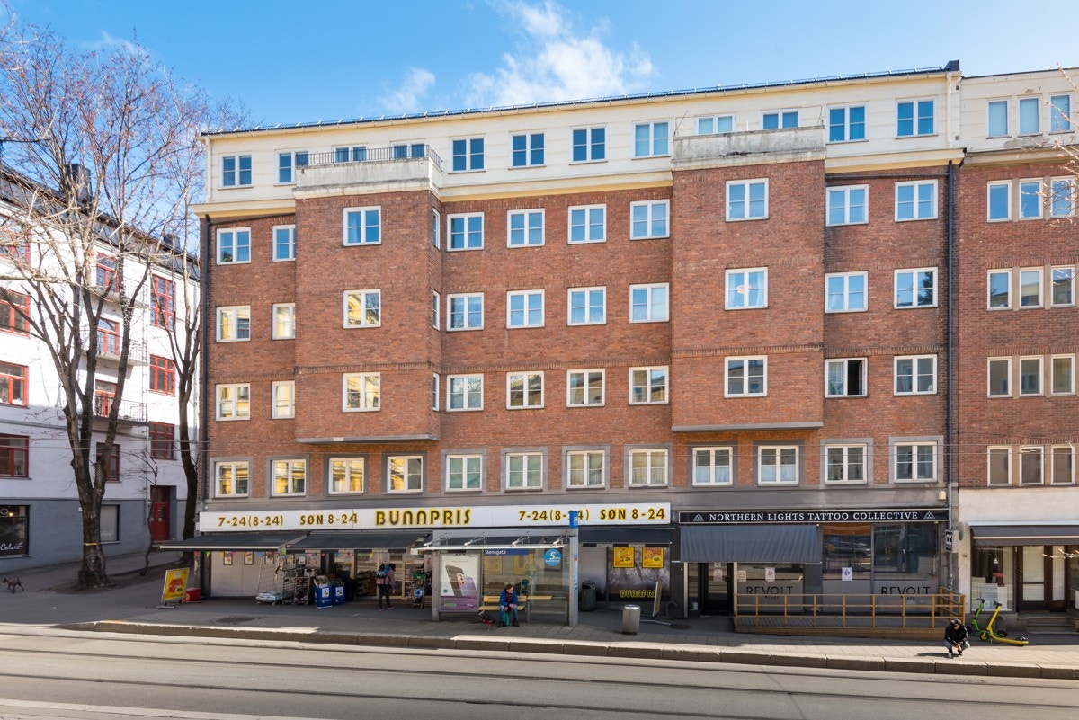 Leiligheten ligger i et urbant og etterspurt boligområde på Bislett i Oslo. Beliggenheten er svært populær, da "alt" ligger i gangavstand; høyskoler, shopping og trening. I nærområdet er det koselige fortauskafeer, flere parkanlegg og godt kollektivtilbud Galleribilde