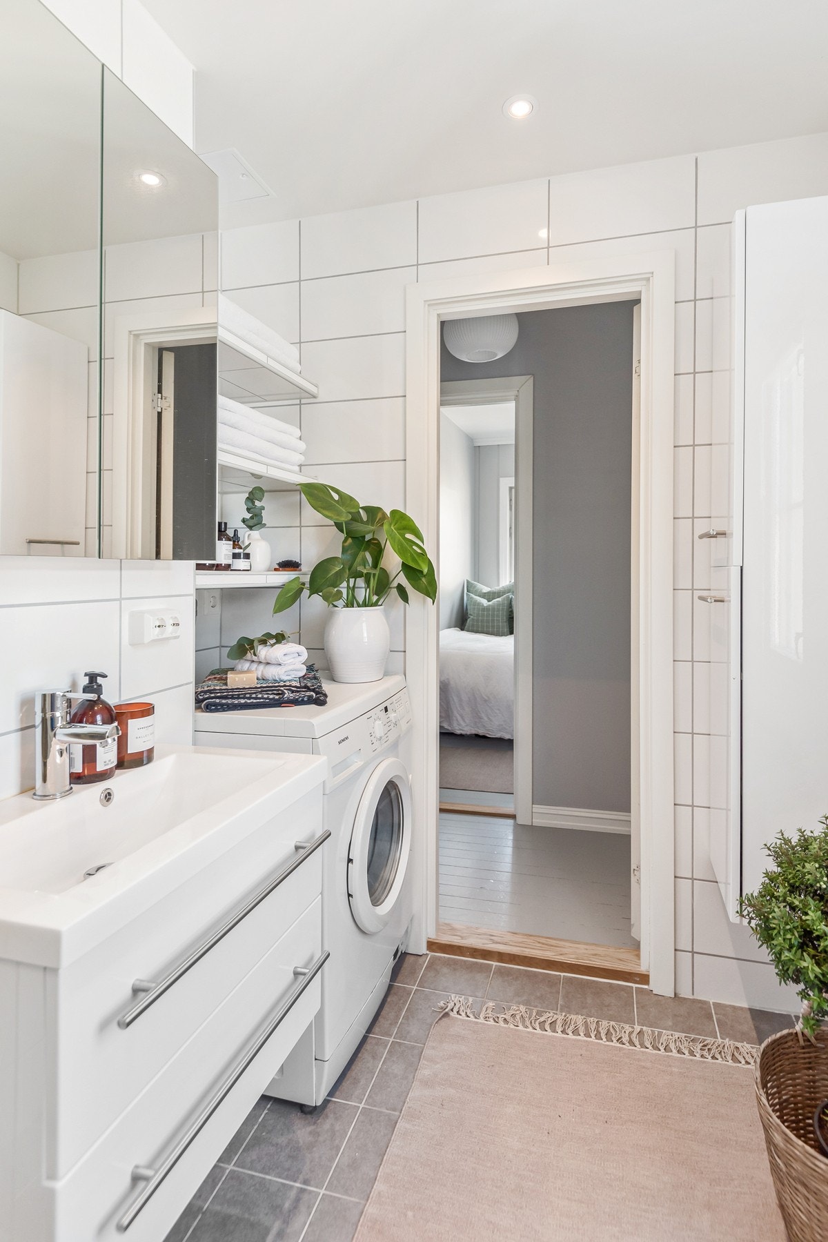 Badet har vegghengt toalett, samt et dusjhjørne med foldedører, hånddusj og deilig regnfallsdusj. Galleribilde