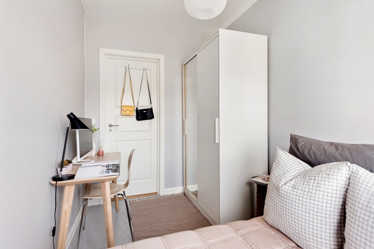 Det ene soverommet har skyvedørsgarderobe med en speilfront og det andre har garderobeskap. Galleribilde