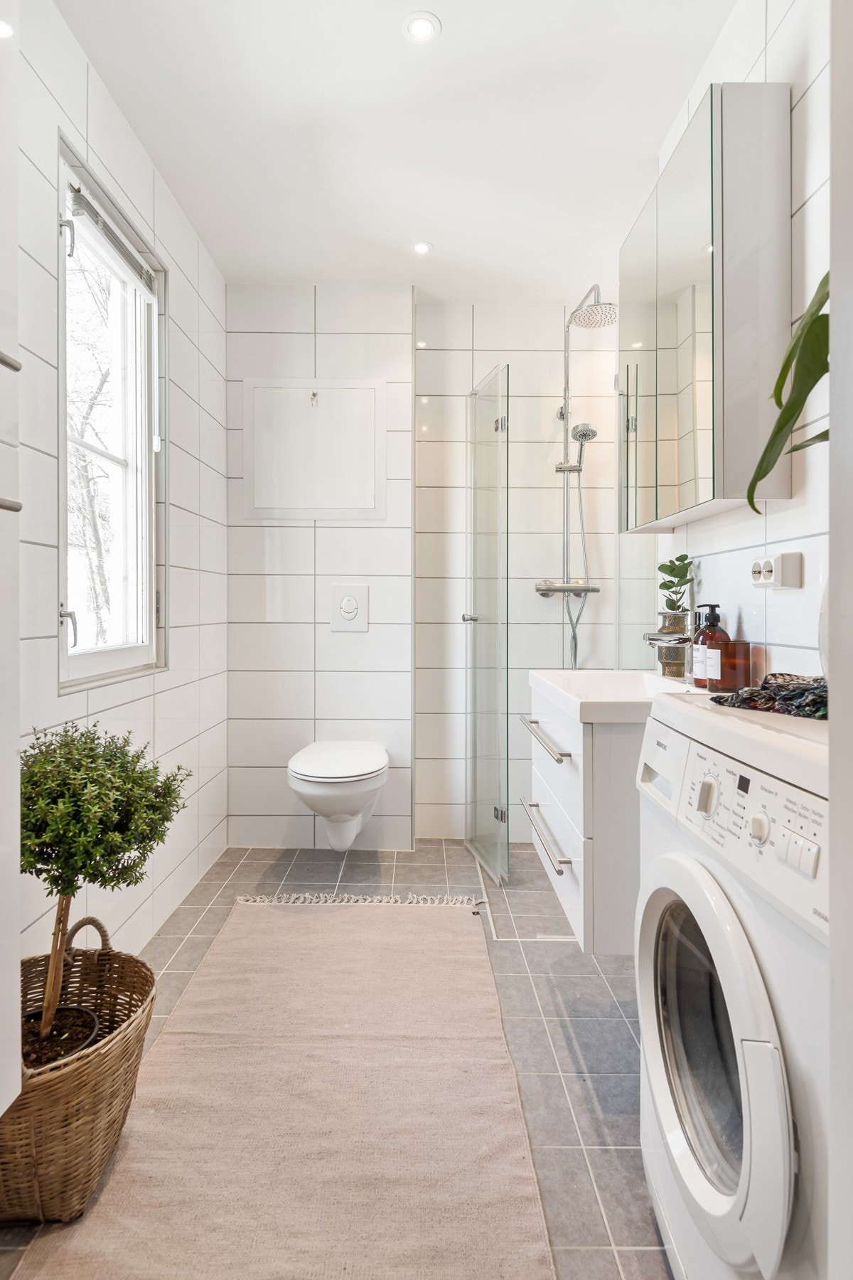 Badet ble rehabilitert av borettslaget i 2020 med et lekkert resultat. Her er det grå gulvfliser i 20 x 20 cm, lyse veggfliser, varme i gulvet og downlights i himling. Galleribilde