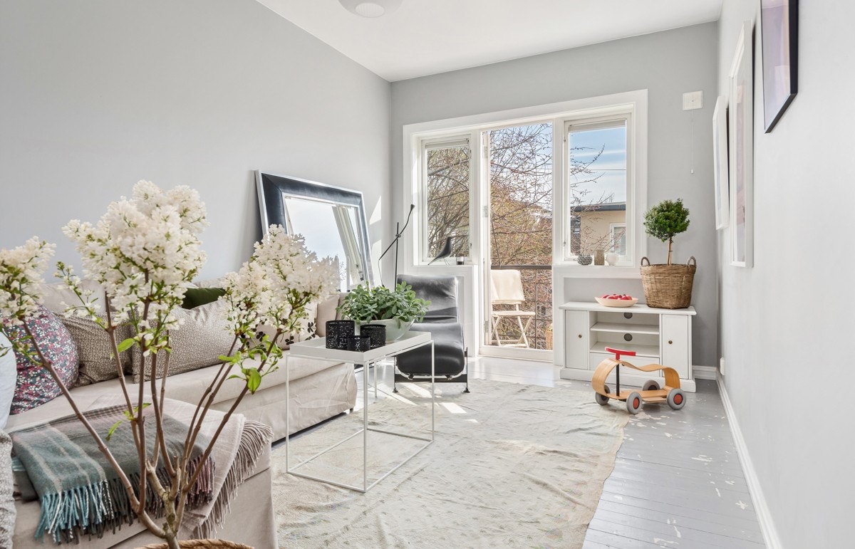 Lys og sjarmerende 3-roms selveier med moderne preg, lekkert bad fra 2020 og koselig balkong. V.v. og fyring inkl. Galleribilde