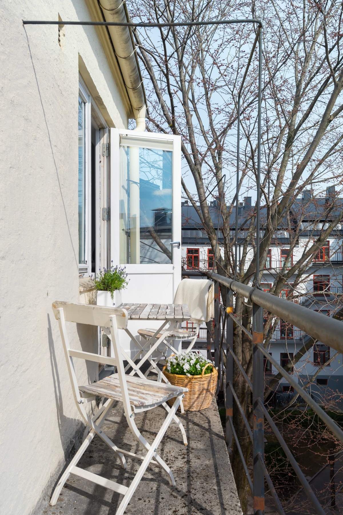 Fra leilighetens stue er det utgang til en brannbalkong som vender mot gårdsrommet. Brannbalkongen har dekke av betong og rekkverk i stål. Her ute er det plass for et lite kafésett eller lignende. Galleribilde