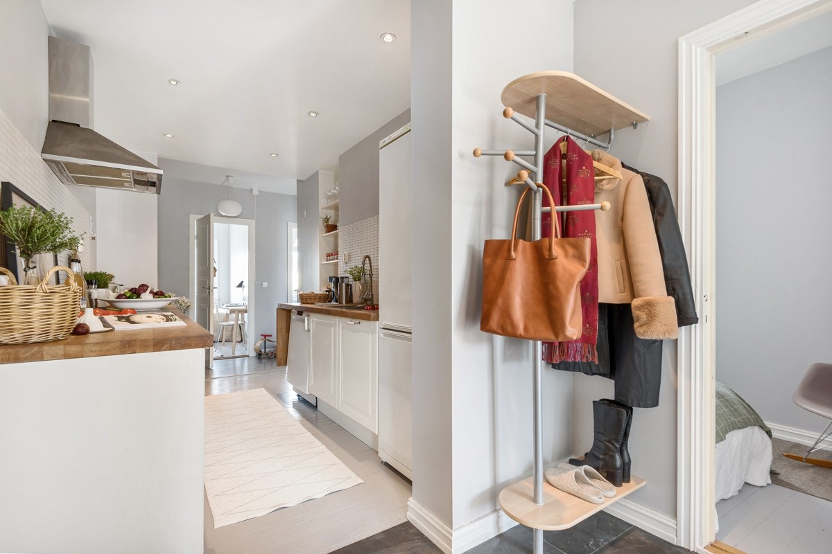 Kjøkkenet har en fin innredning med hvite, profilerte fronter, plassbygde hyller og solide benkeplater i heltre eik med nedfelt kum. Galleribilde