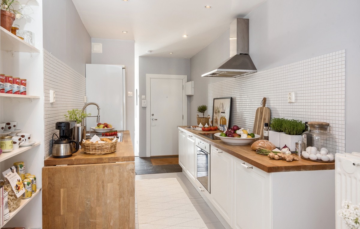 På enden av den ene benkeplaten er det laget en klaff som med små grep kan dekkes til spisebord - perfekt til morgenkaffen og enkle måltider. Downlights i himling skaper ytterligere stemning. Galleribilde