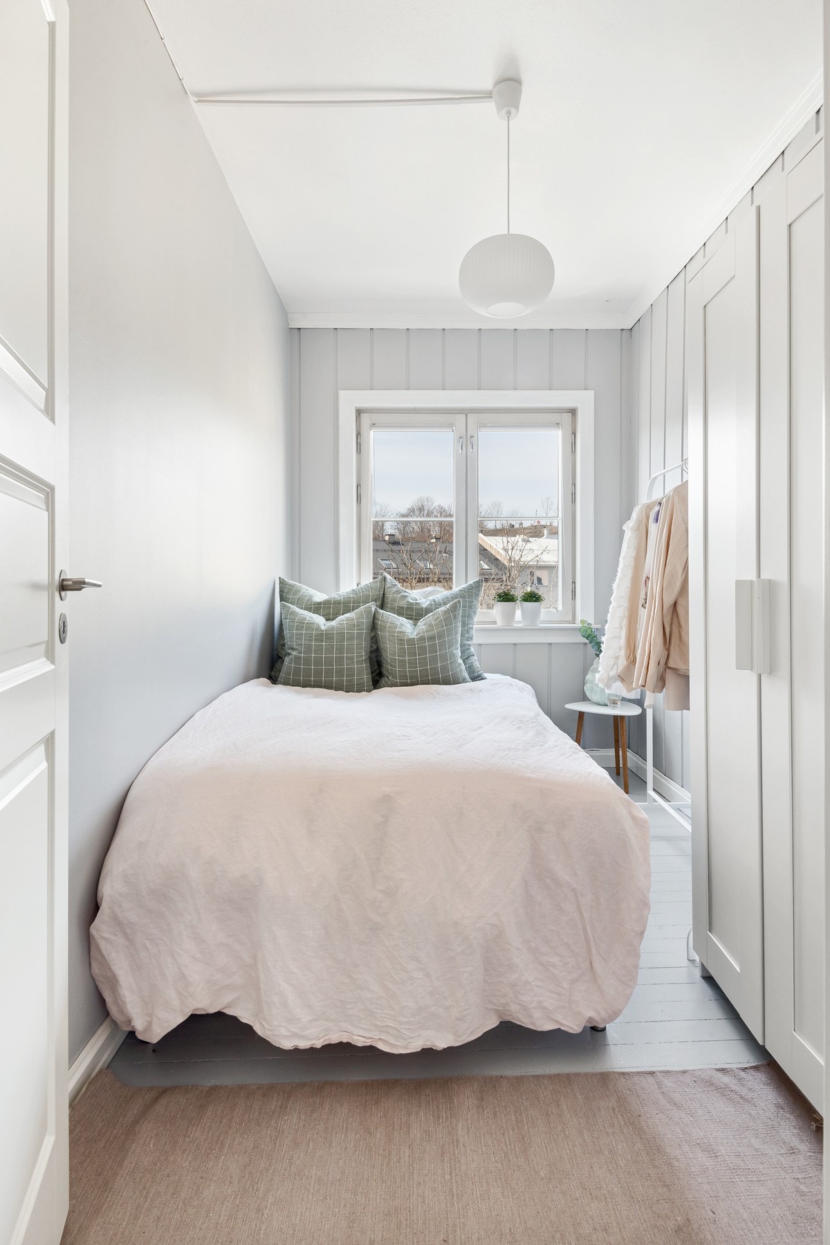 Soverom 2 - Alle rommene har gråmalt tregulv og gråmalte vegger i samme, trendy farge som stuen. Galleribilde