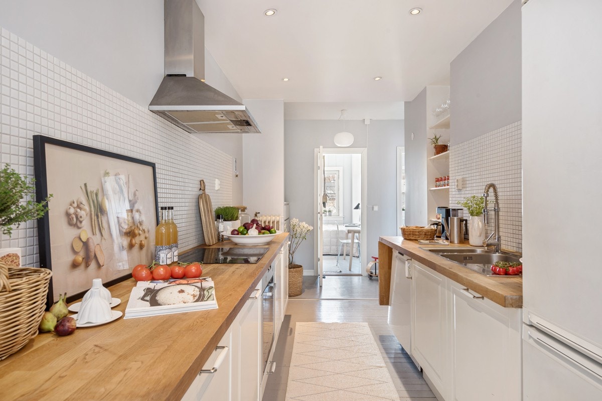 Kjøkkeninnredningen er fordelt på to vegger, slik at det blir god benke- og lagringsplass. Galleribilde