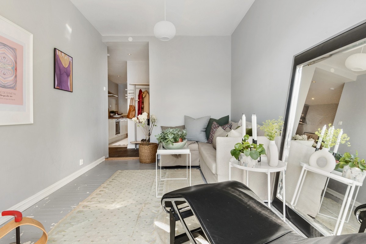 Stuen har har en sjarmerende kombinasjon av gammelt og nytt med originalt tregulv, og slette vegger med listefri overgang mellom vegg og himling. Galleribilde