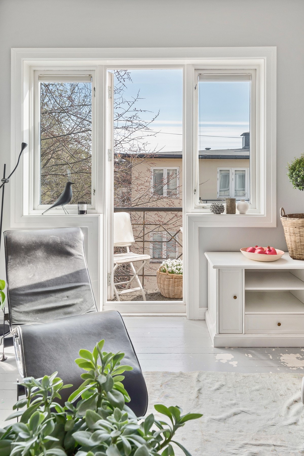 En bred vindusflate i stuen fyller rommet med naturlig lys og det er dør ut til en liten balkong hvor solen kan nytes fullt ut. Galleribilde