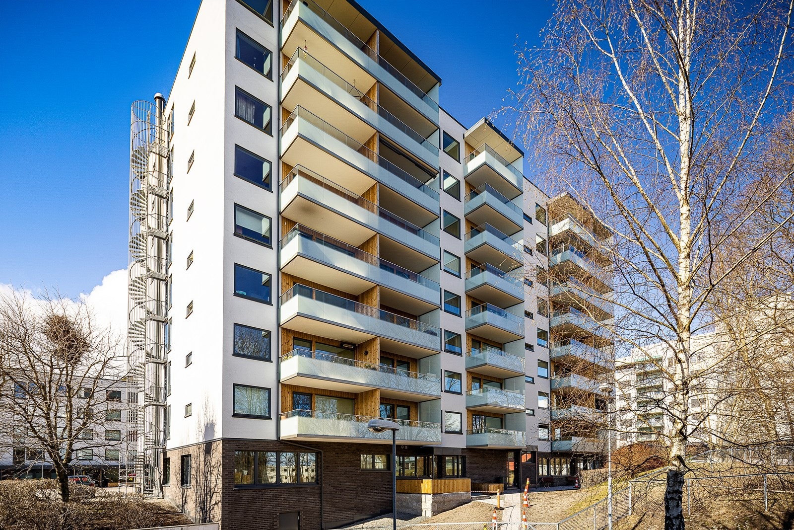 Borettslaget har i 2019/2020 vært gjennom et omfattende prosjekt med fasaderehabilitering og etterisolering, samt skifte av vinduer og balkongdører, omtekking og etterisolering av tak Galleribilde