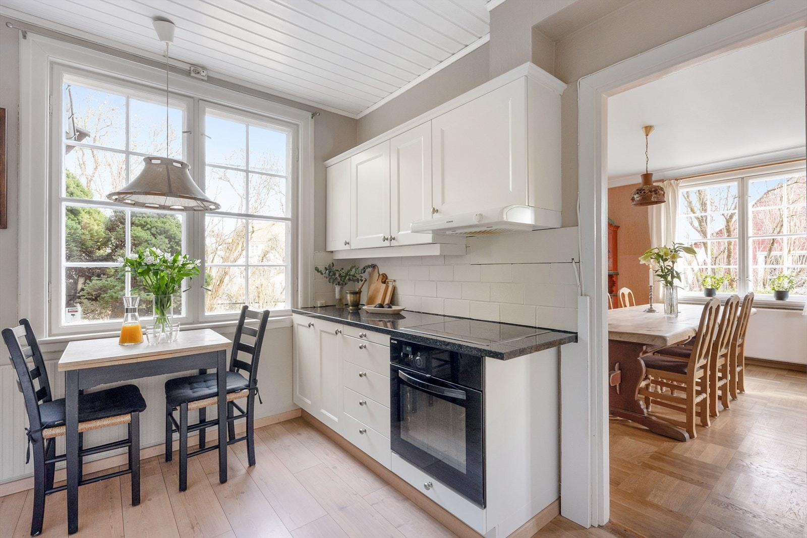 Rommet har slette vegger malt i duse toner. Galleribilde