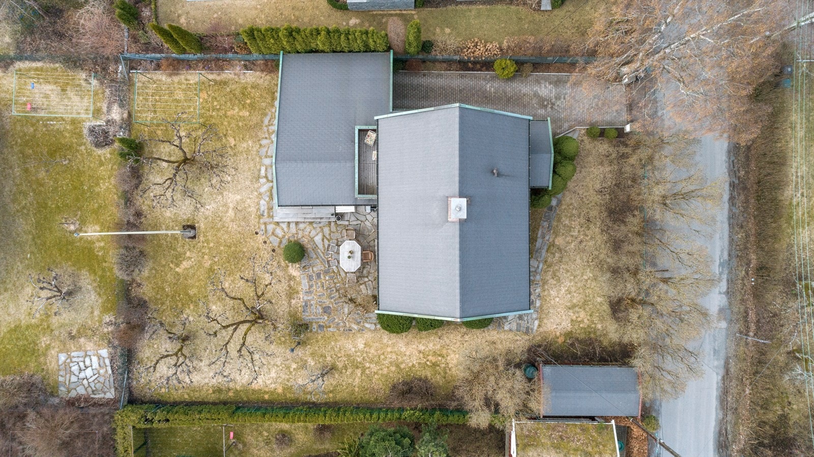 Eiendommen måler 832,8 kvm med steinbelagt gårdsplass samt carport og garasje. Galleribilde