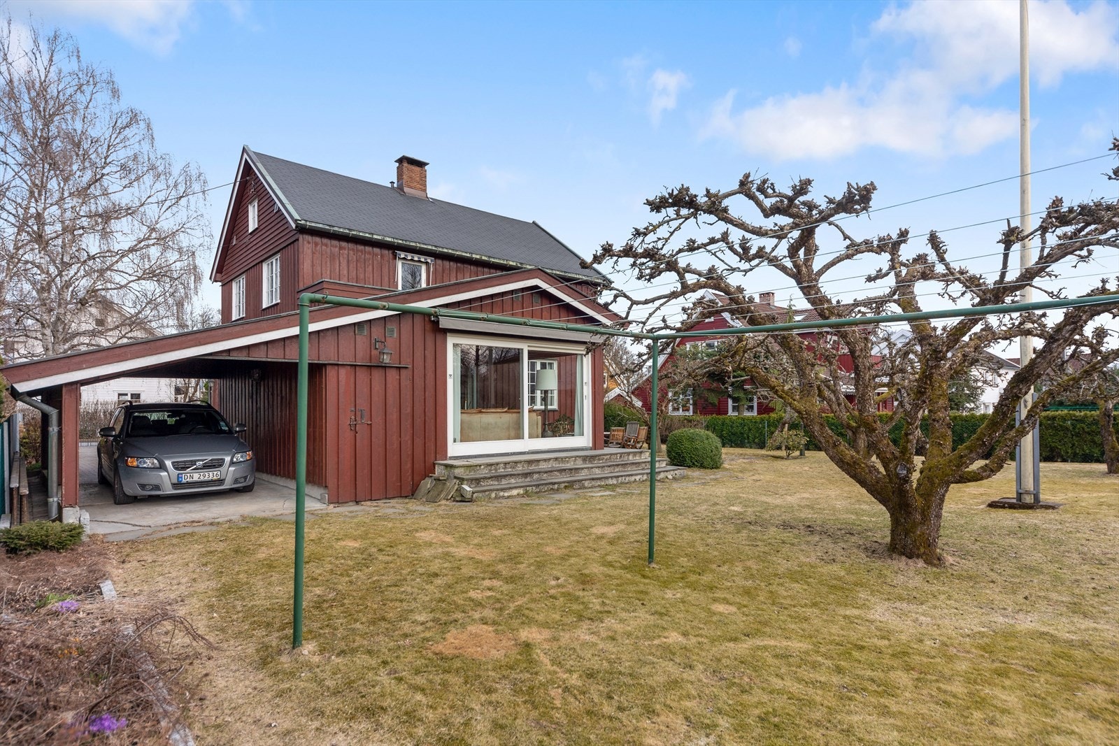 Mellom carport og boligen er det er stor redskapsbod på ca. 10kvm. Galleribilde