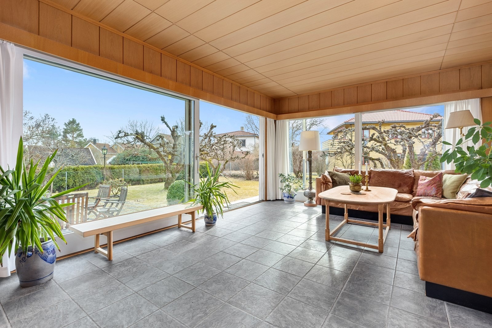 Skyvedør fra stuen er i glass og var ny 2011. Den åpner romslig opp til den solrike hagen rett utenfor. Galleribilde