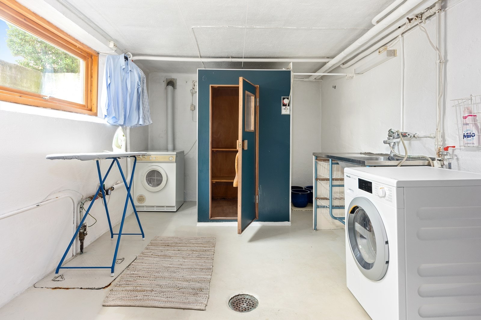 Vaskerommet ligger i kjelleren og er av eldre dato. Det har også en badstue i trekonstruksjon. Galleribilde