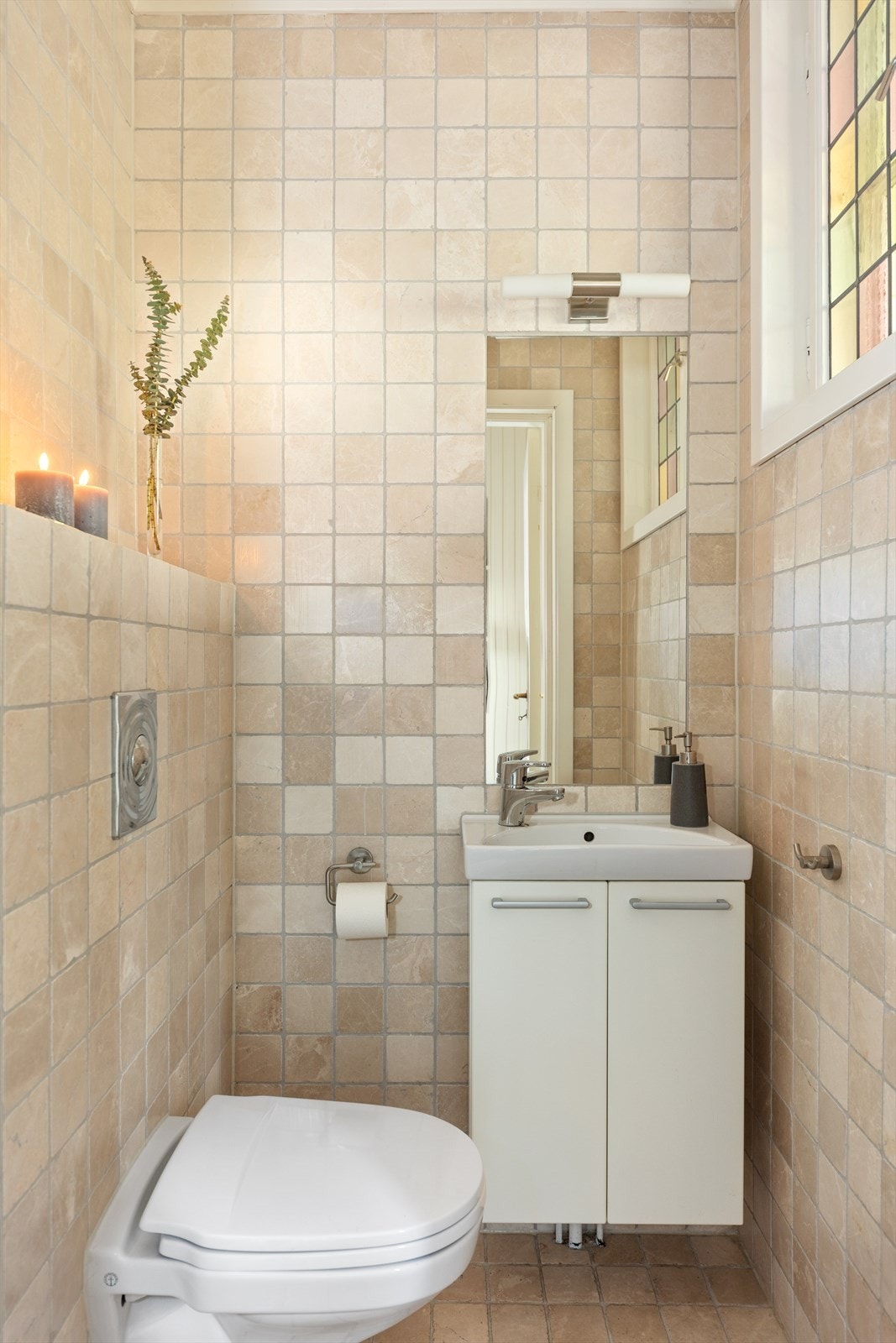 Hallen er tilknyttet både toalettrom fra 2008 i tillegg til et hendig garderoberom Galleribilde